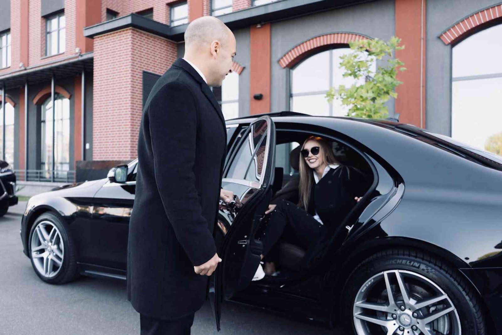 What is the Difference Between Chauffeur Service and Car Rental With Driver in Dubai?